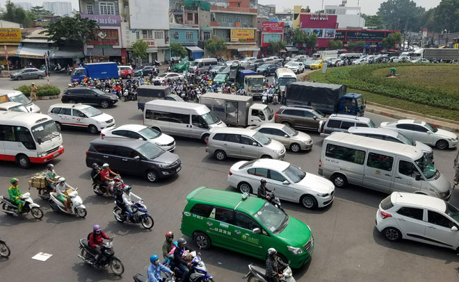 Ngàn người hóa điên ở cửa ngõ Tân Sơn Nhất chiều 25 Tết Ngàn người hóa điên ở cửa ngõ Tân Sơn Nhất chiều 25 Tết